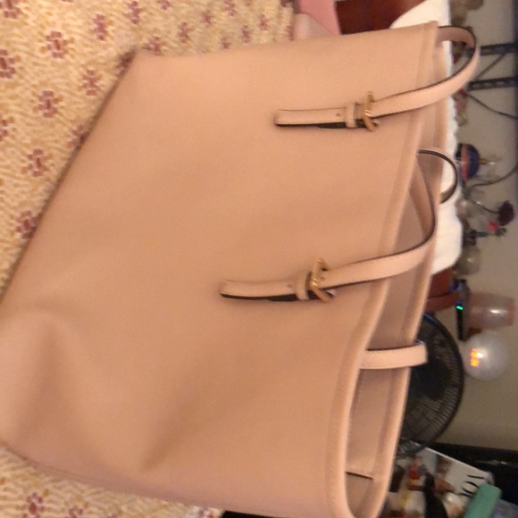 These is a big jet set for someone who travels, this would be a perfect. - Picture 2 of 8